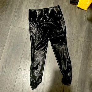 Only worn once! Metallic foil black leggings with side pockets 🖤